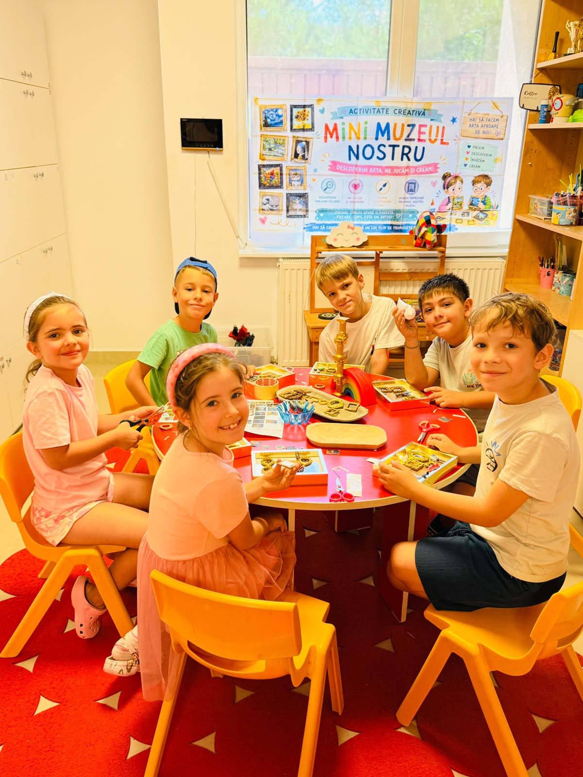 Copii la activitatea creativă Mini Muzeul Nostru, în jurul mesei de lucru